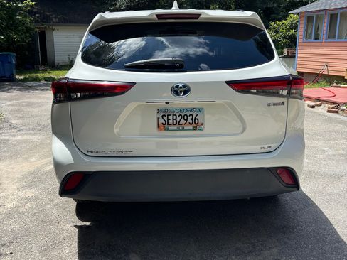 Used 2020 Toyota Highlander XLE FWD image 2