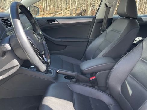 Used 2017 Volkswagen Jetta SE image 10