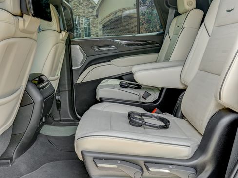 Used 2021 Cadillac Escalade Sport w/ Driver Assist Tech Package image 21