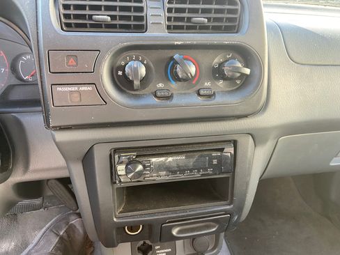 Used 2001 Nissan Frontier XE image 11