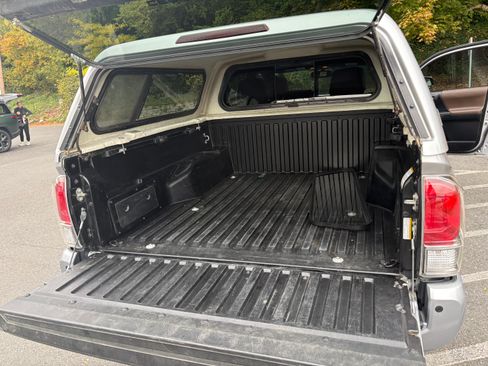 Used 2017 Toyota Tacoma Limited w/ Tow Package image 9