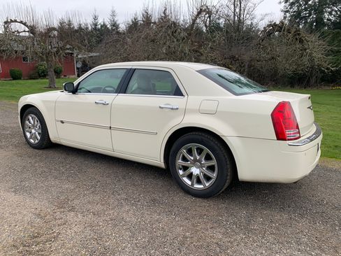 Used 2010 Chrysler 300 C w/ Luxury Group II image 11