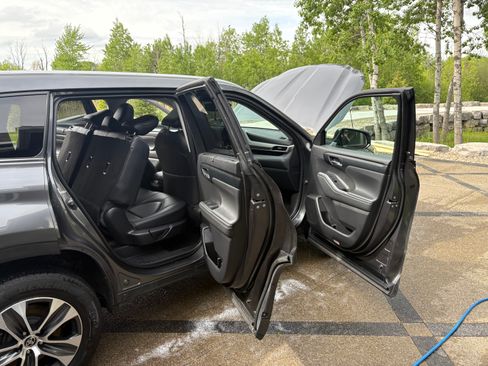 Used 2023 Toyota Highlander XLE AWD/4WD image 18