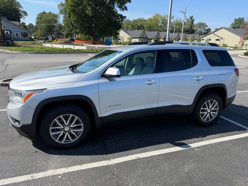 Used 2018 GMC Acadia SLE image 2