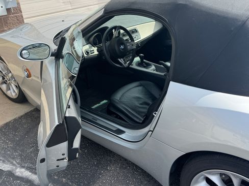 Used 2004 BMW Z4 2.5i image 9