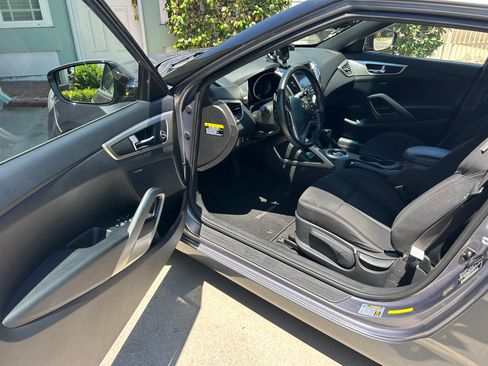 Used 2017 Hyundai Veloster Value Edition FWD image 8
