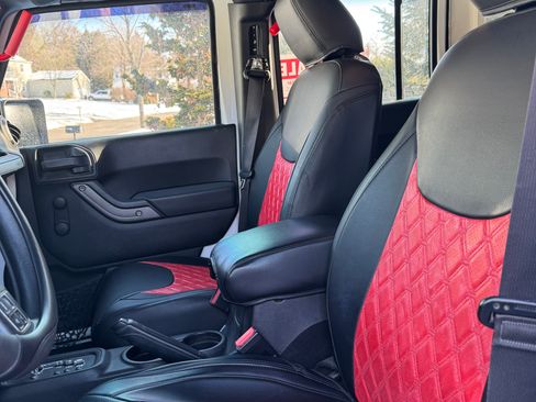 Used 2012 Jeep Wrangler Unlimited Sport image 13