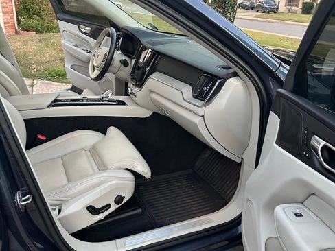 Used 2023 Volvo XC60 B5 Ultimate w/ Climate Package image 11