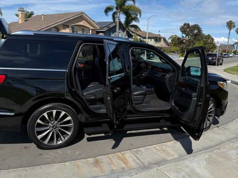 Used 2018 Lincoln Navigator Select image 6