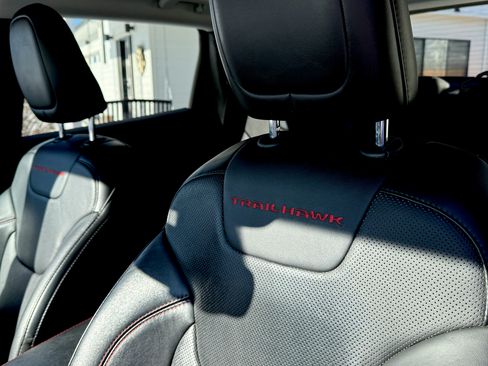 Used 2020 Jeep Cherokee Trailhawk image 10