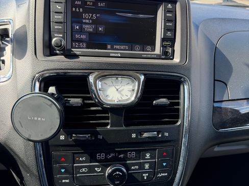 Used 2014 Chrysler Town & Country Touring image 14