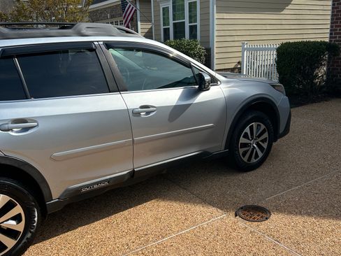 Used 2020 Subaru Outback Premium image 8