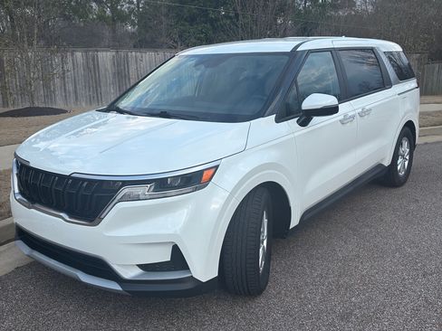 Used 2023 Kia Carnival LX image 1