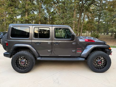 Used 2018 Jeep Wrangler Unlimited Sahara AWD/4WD image 2