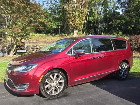Used 2017 Chrysler Pacifica Limited image 1