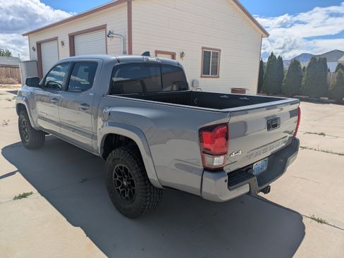 Used 2021 Toyota Tacoma SR5 AWD/4WD image 6