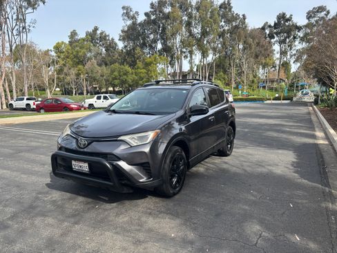 Used 2018 Toyota RAV4 LE image 1