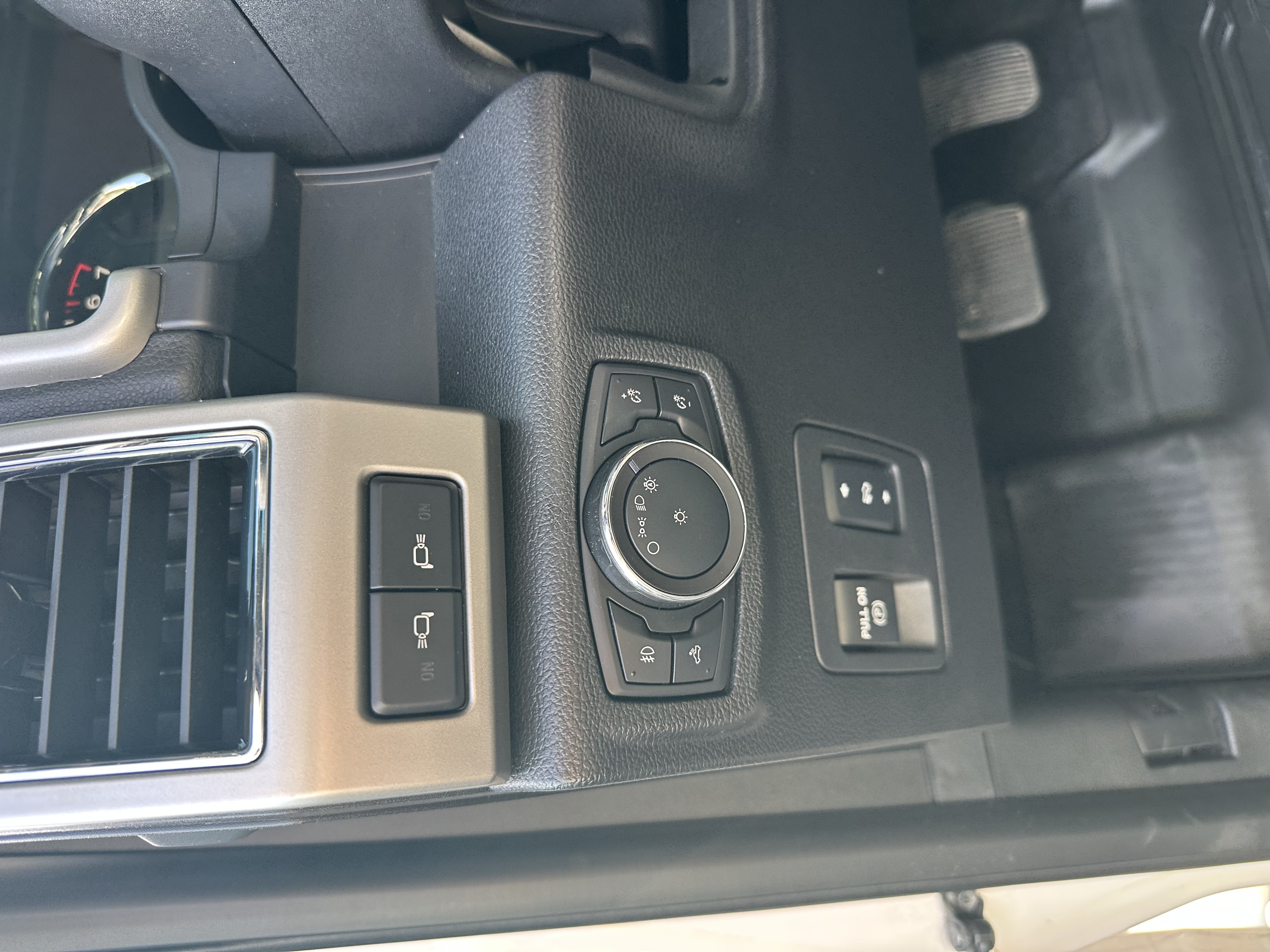 Used 2018 Ford F150 Lariat w/ Equipment Group 501A Mid AWD/4WD image 15