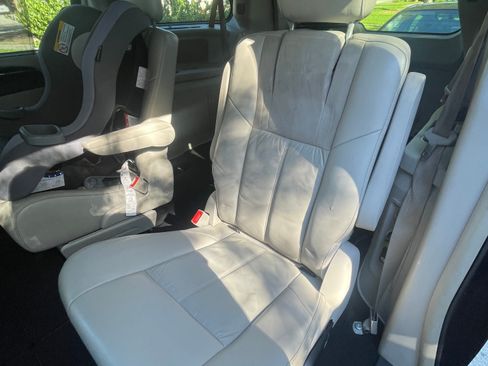 Used 2012 Chrysler Town & Country Limited image 18