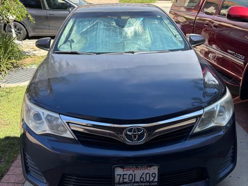 Used 2014 Toyota Camry LE image 2
