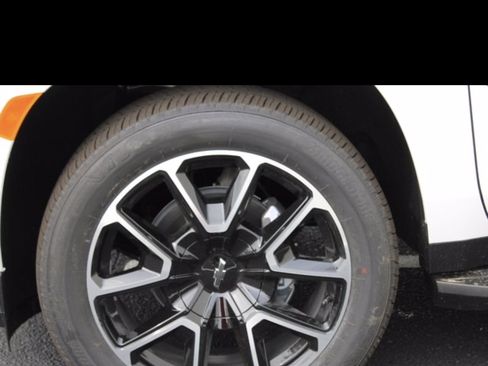 Used 2021 Chevrolet Suburban RST w/ Luxury Package image 14