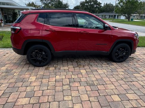 Used 2025 Jeep Compass Latitude w/ Altitude Special Edition AWD/4WD image 1