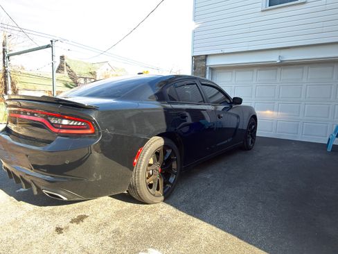 Used 2022 Dodge Charger SXT w/ Leather Interior Group image 9