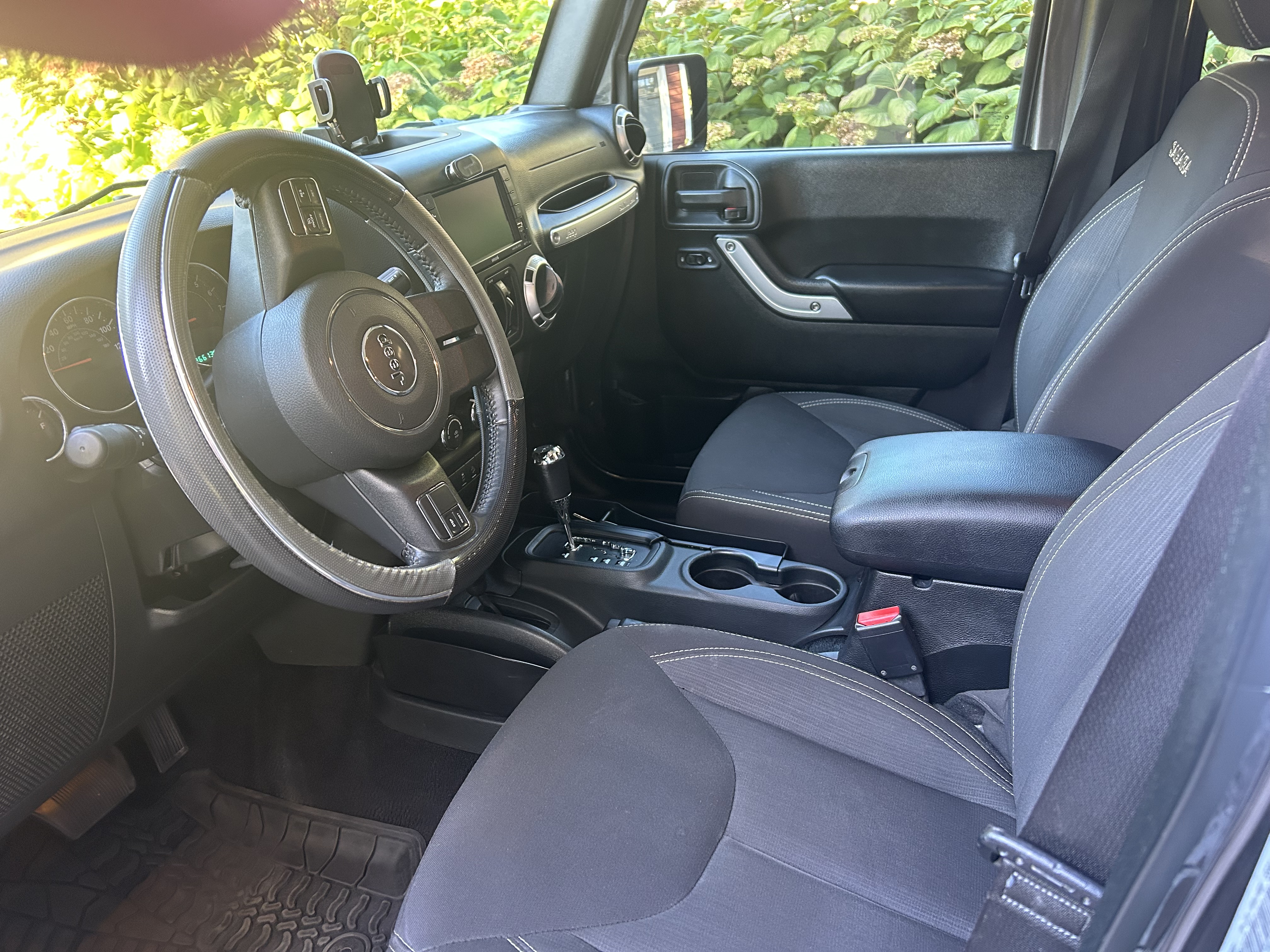 Used 2018 Jeep Wrangler Unlimited Sahara AWD/4WD image 9