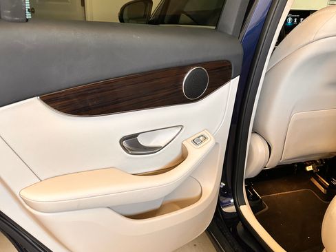 Used 2022 Mercedes-Benz GLC 300 w/ Premium Package Lite image 9