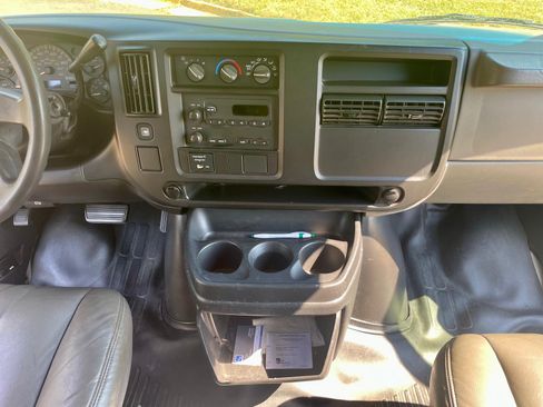 Used 2005 Chevrolet Express 2500 image 15