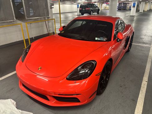 Used 2022 Porsche 718 Cayman Coupe 2D image 1