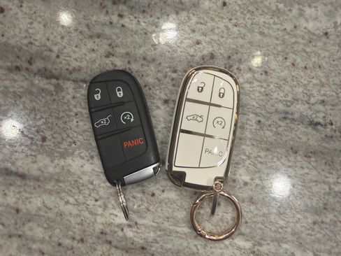 Used 2017 Jeep Grand Cherokee Overland w/ Jeep Active Safety Group image 17