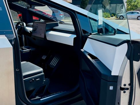 Used 2024 Tesla Cybertruck AWD Crew Cab image 17