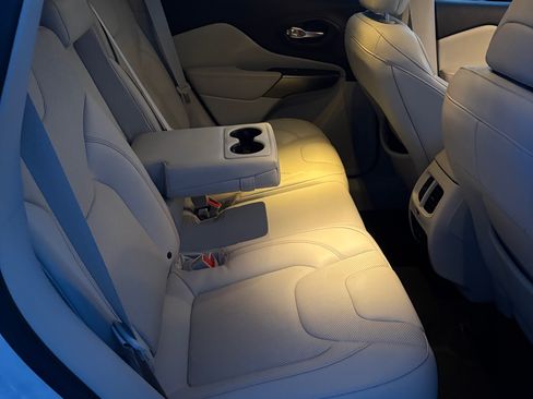 Used 2019 Jeep Cherokee Limited image 17