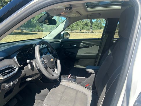 Used 2021 Chevrolet TrailBlazer LT w/ Sun and Liftgate Package image 9