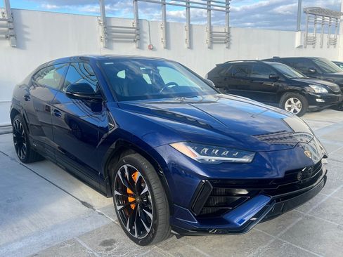 Used 2023 Lamborghini Urus S image 2