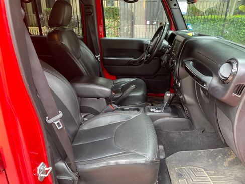 Used 2015 Jeep Wrangler Unlimited Sahara image 7