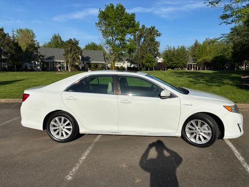 Used 2012 Toyota Camry XLE w/ Leather Pkg FWD image 9