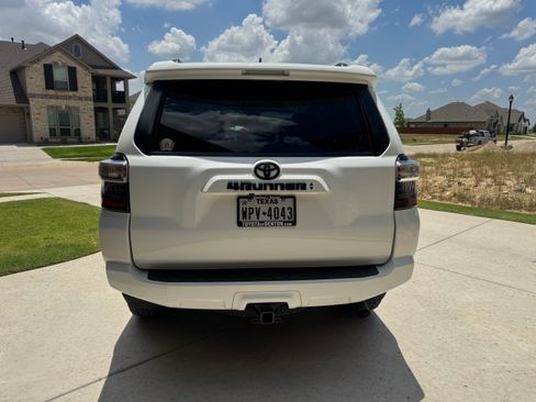 Used 2022 Toyota 4Runner SR5 Premium w/ Moonroof Package AWD/4WD image 5