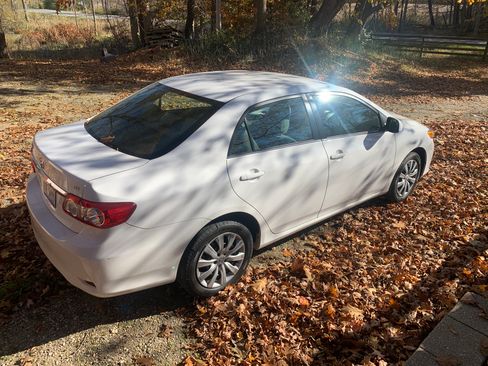 Used 2013 Toyota Corolla LE FWD image 2