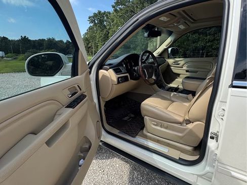 Used 2014 Cadillac Escalade Premium image 5