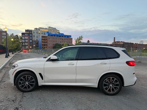 Used 2021 BMW X5 xDrive40i w/ M Sport Package AWD/4WD image 9