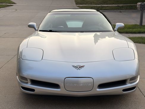Used 2003 Chevrolet Corvette Coupe w/ Preferred Equipment Group RWD image 2