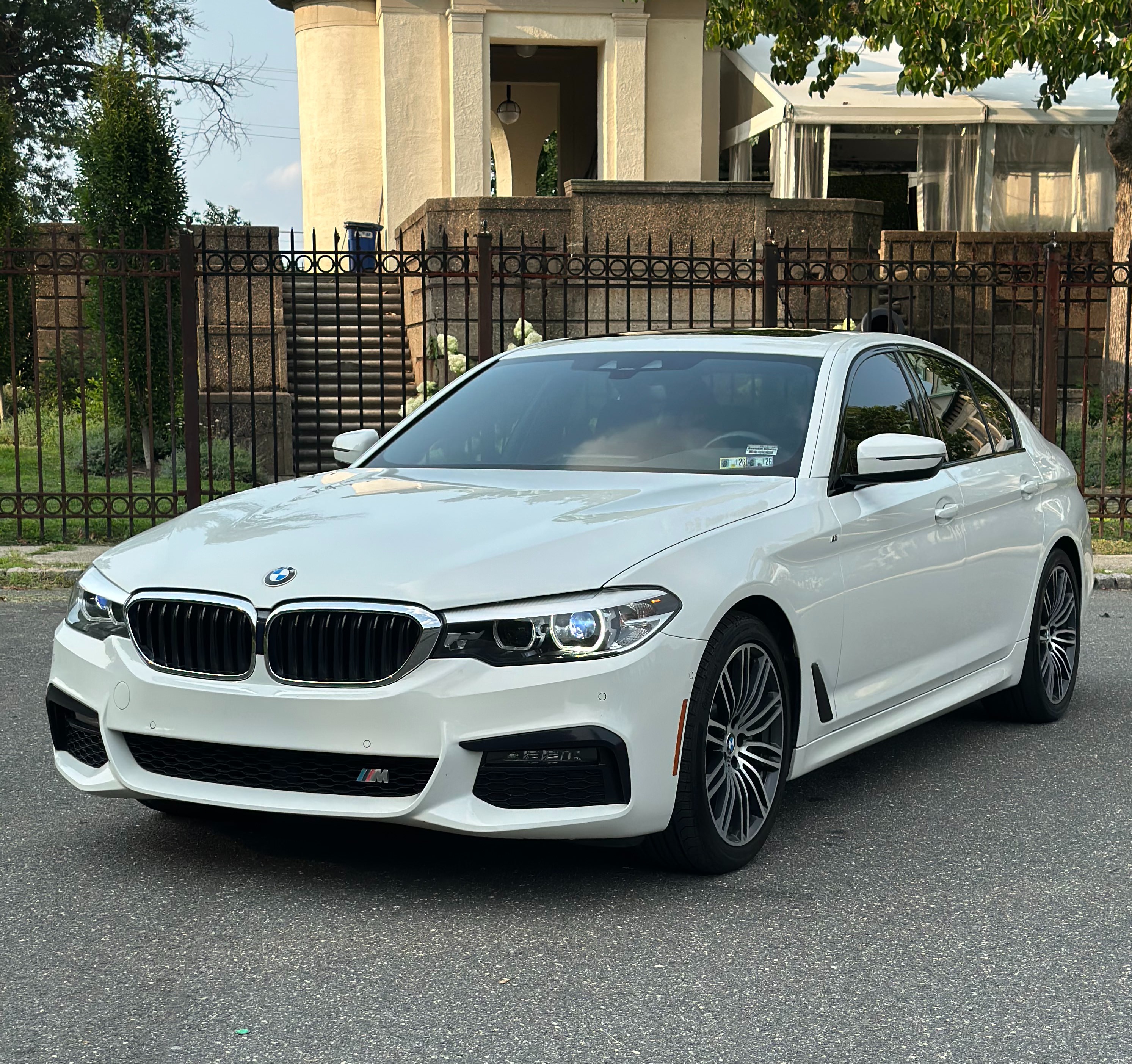 Used 2019 BMW 530i xDrive AWD/4WD image 1