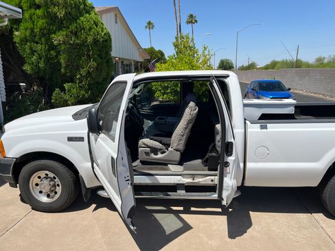 Used 2001 Ford F250 2WD SuperCab Super Duty image 2