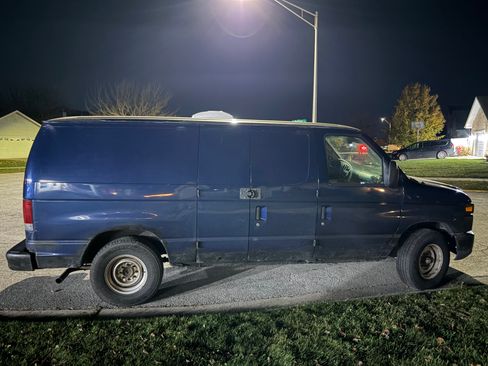 Used 2008 Ford E-250 and Econoline 250 Van 3D image 4