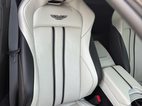 Used 2022 Aston Martin V8 Vantage Coupe image 17