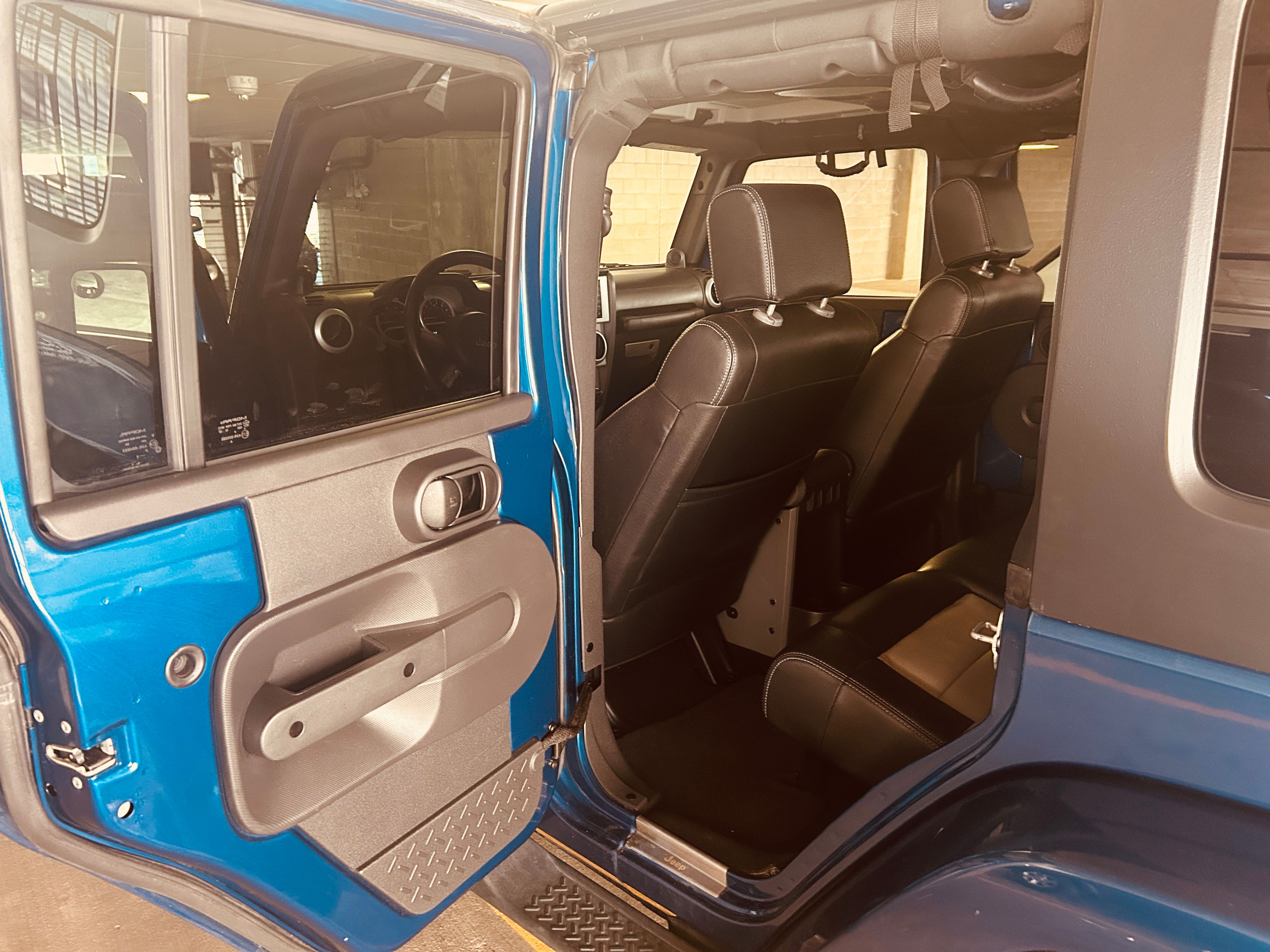 Used 2010 Jeep Wrangler Unlimited Sahara w/ Dual Top Group AWD/4WD image 16
