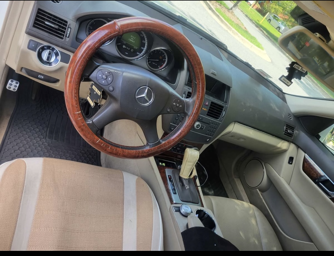 Used 2011 Mercedes-Benz C 300 4MATIC Sedan image 12