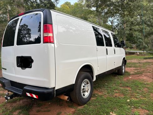 Used 2015 Chevrolet Express 2500 image 9
